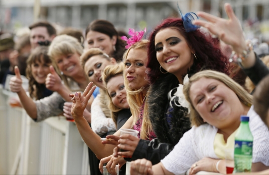 Sorak-sorai racegoers seksi meriahkan balap kuda di arena Aintree