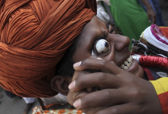 Atraksi congkel mata di India ini bikin bergidik
