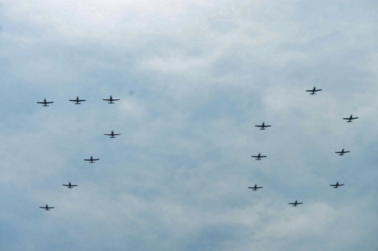 Aksi manuver jet tempur semarakkan HUT ke-70 TNI