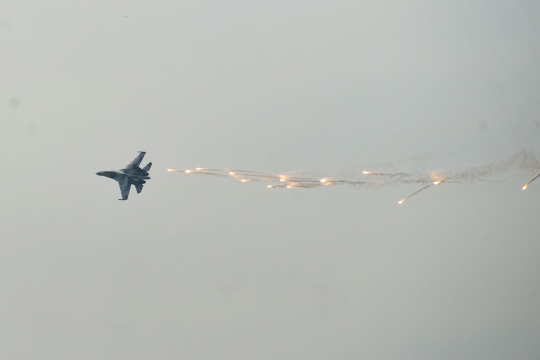 Aksi manuver jet tempur semarakkan HUT ke-70 TNI