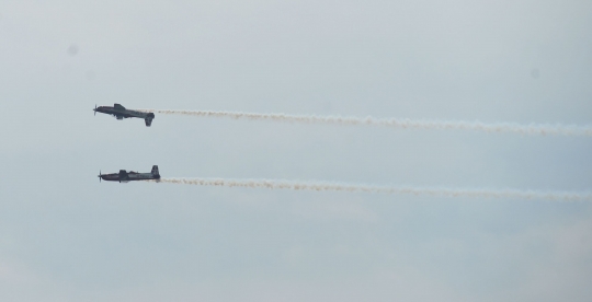 Aksi manuver jet tempur semarakkan HUT ke-70 TNI