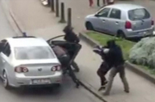 Momen penangkapan otak Teror Paris oleh polisi Belgia