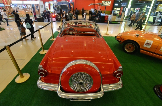 Deretan mobil antik warnai ajang IIMS 2016