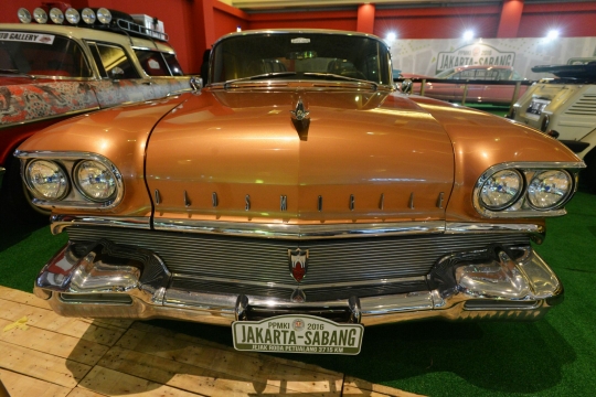 Deretan mobil antik warnai ajang IIMS 2016