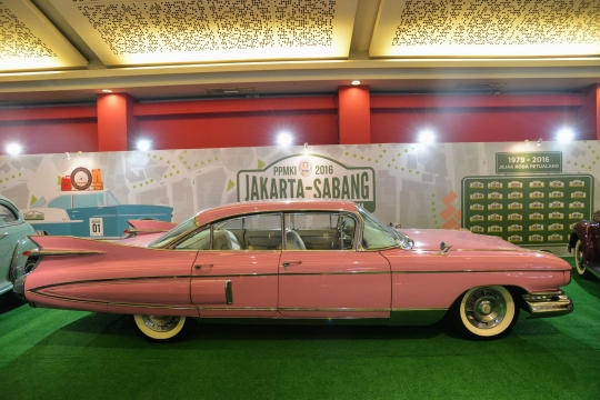 Deretan mobil antik warnai ajang IIMS 2016