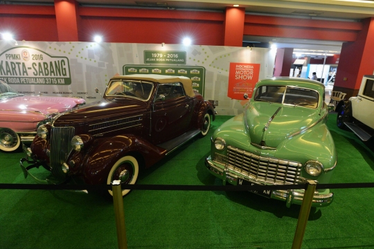 Deretan mobil antik warnai ajang IIMS 2016