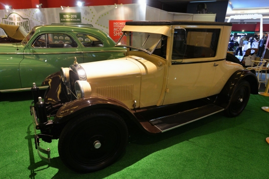 Deretan mobil antik warnai ajang IIMS 2016