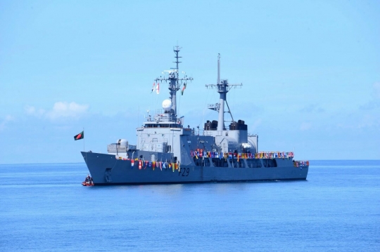Deretan kapal perang peserta Komodo 2016 tiba di Teluk Bayur