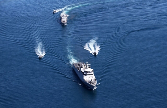 Deretan kapal perang peserta Komodo 2016 tiba di Teluk Bayur