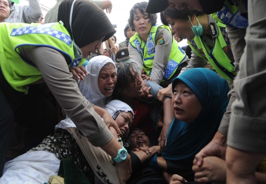 Tangisan histeris ibu-ibu warnai penggusuran Pasar Ikan