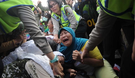 Tangisan histeris ibu-ibu warnai penggusuran Pasar Ikan