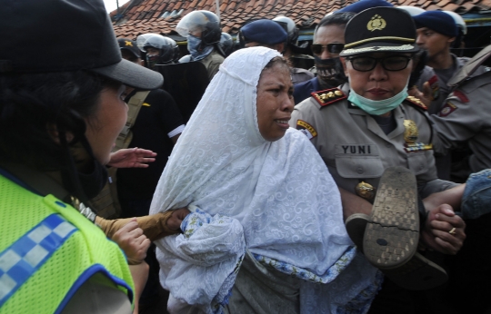 Tangisan histeris ibu-ibu warnai penggusuran Pasar Ikan