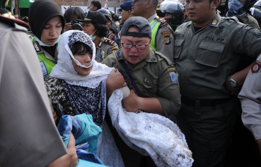 Tangisan histeris ibu-ibu warnai penggusuran Pasar Ikan