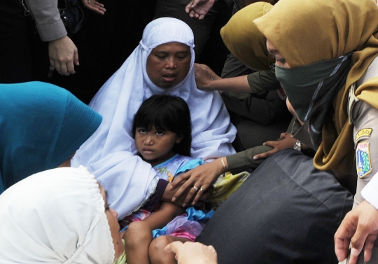 Tangisan histeris ibu-ibu warnai penggusuran Pasar Ikan