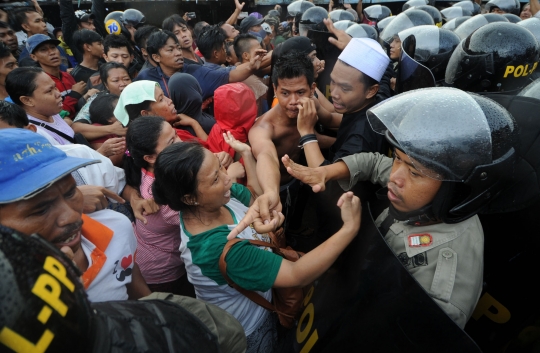 Ricuh, warga Pasar Ikan dan polisi saling dorong