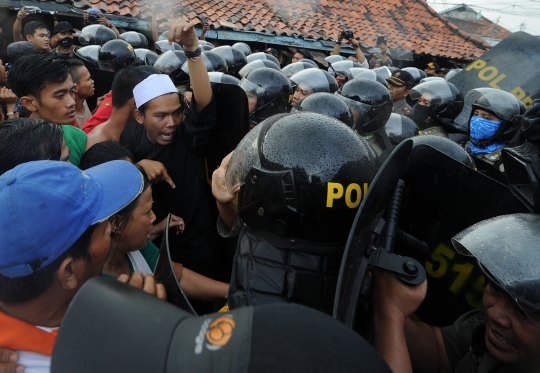 Ricuh, warga Pasar Ikan dan polisi saling dorong