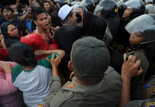 Ricuh, warga Pasar Ikan dan polisi saling dorong