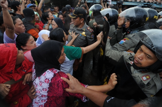 Ricuh, warga Pasar Ikan dan polisi saling dorong