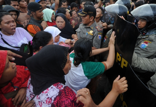 Ricuh, warga Pasar Ikan dan polisi saling dorong