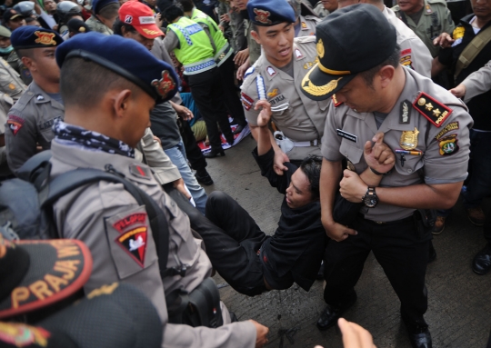 Ricuh, warga Pasar Ikan dan polisi saling dorong