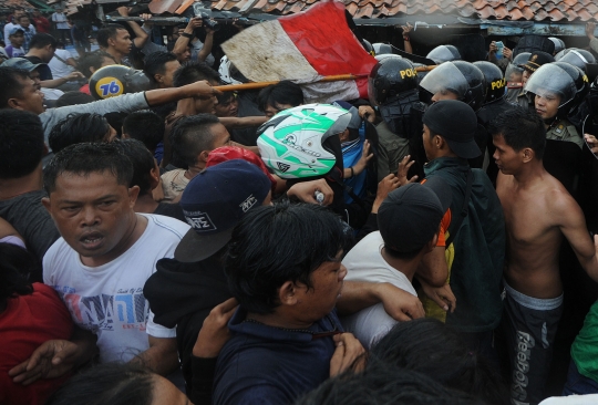 Ricuh, warga Pasar Ikan dan polisi saling dorong