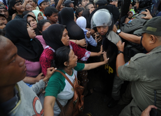 Ricuh, warga Pasar Ikan dan polisi saling dorong