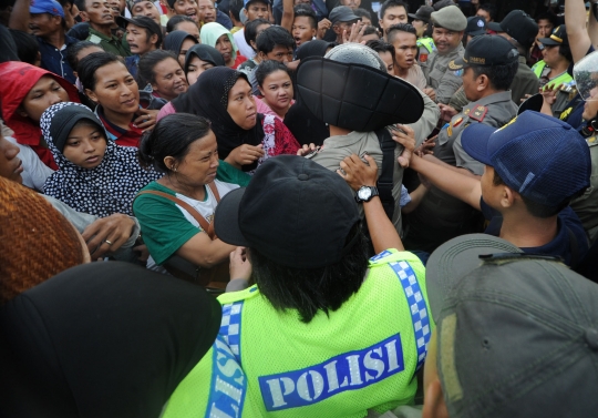 Ricuh, warga Pasar Ikan dan polisi saling dorong