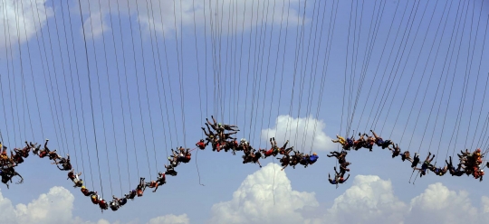 Keseruan lompat bungee massal di jembatan Brasil