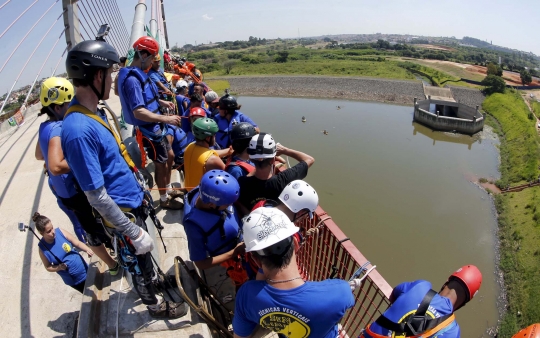 Keseruan lompat bungee massal di jembatan Brasil