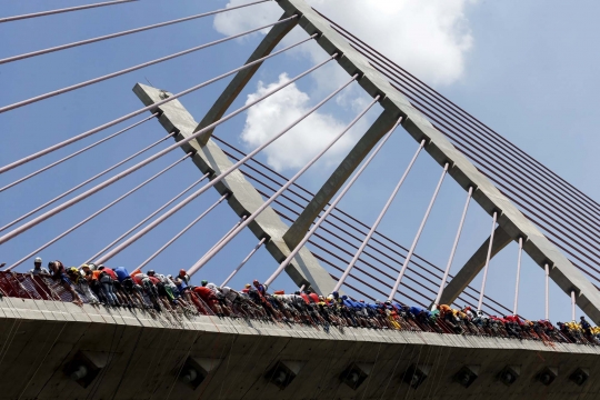 Keseruan lompat bungee massal di jembatan Brasil