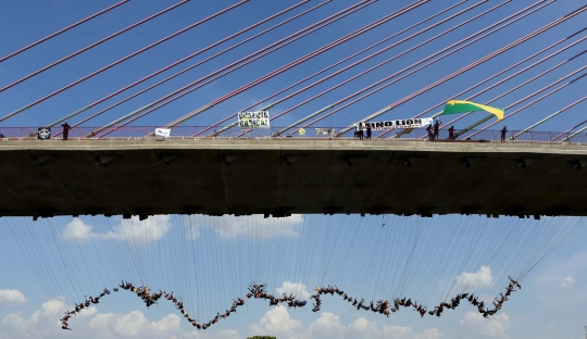 Keseruan lompat bungee massal di jembatan Brasil