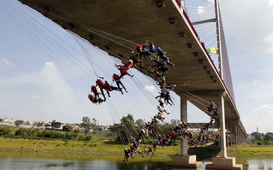 Keseruan lompat bungee massal di jembatan Brasil