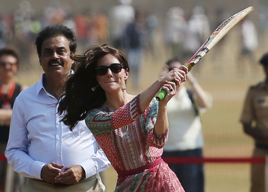 Pesona Kate Middleton saat bermain kriket