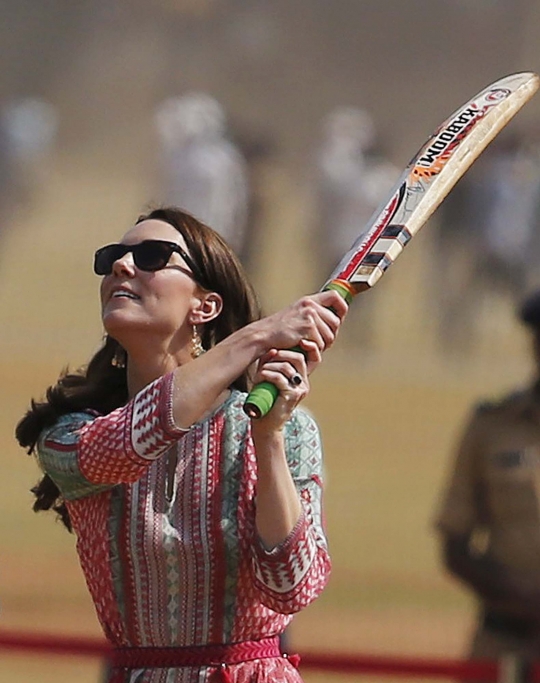Pesona Kate Middleton saat bermain kriket