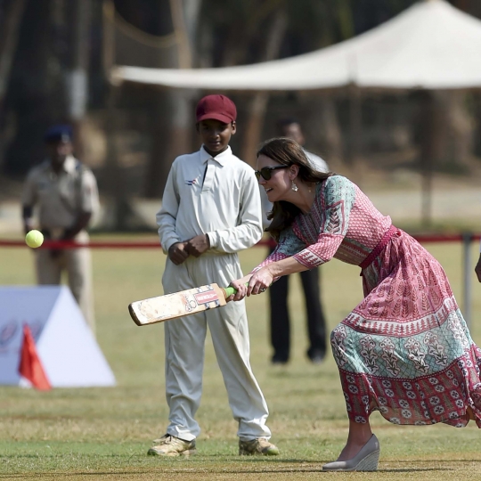 Pesona Kate Middleton saat bermain kriket