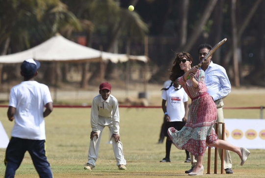 Pesona Kate Middleton saat bermain kriket