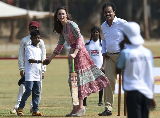 Pesona Kate Middleton saat bermain kriket