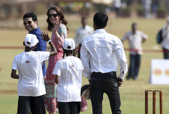 Pesona Kate Middleton saat bermain kriket