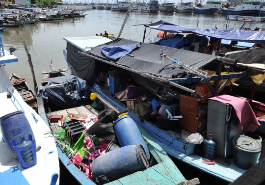 Korban penggusuran Pasar Ikan bertahan di atas perahu