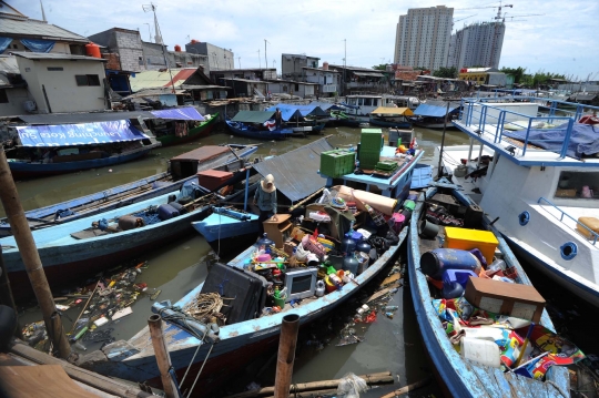 Korban penggusuran Pasar Ikan bertahan di atas perahu