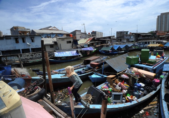 Korban penggusuran Pasar Ikan bertahan di atas perahu