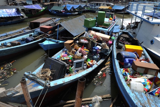 Korban penggusuran Pasar Ikan bertahan di atas perahu