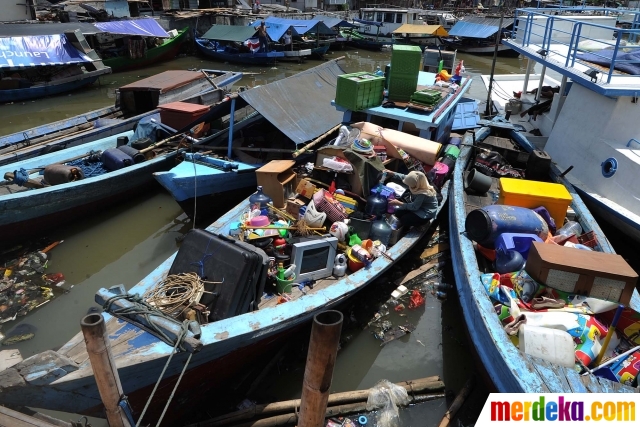 Foto : Korban penggusuran Pasar Ikan bertahan di atas 