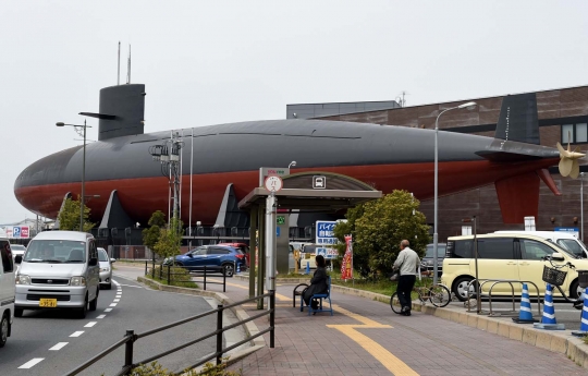 Kapal selam AL Jepang ini berakhir di pinggir jalan