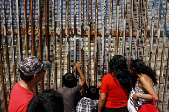 Kisah haru warga Meksiko terpisah tembok perbatasan AS