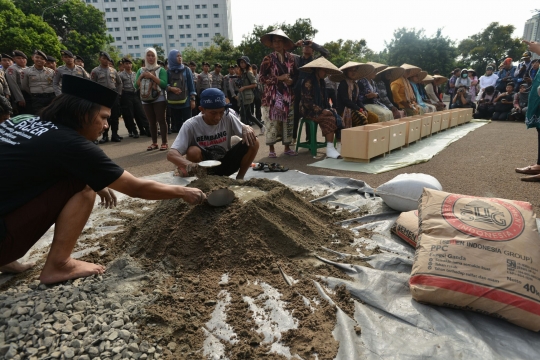 Aksi 9 Kartini Pegunungan Kendeng semen kaki di depan Istana Merdeka