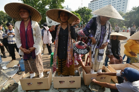 Aksi 9 Kartini Pegunungan Kendeng semen kaki di depan Istana Merdeka