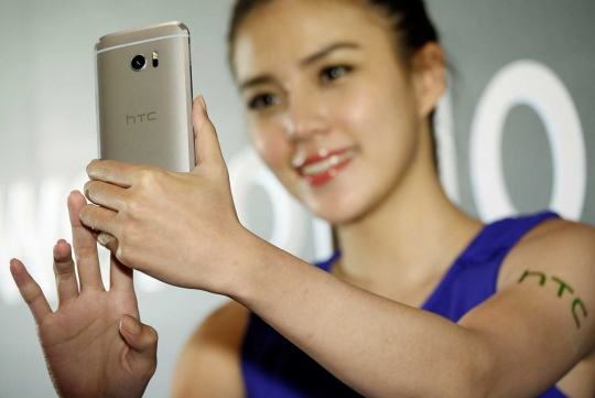 Model cantik perkenalkan HTC 10 berharga Rp 9 jutaan