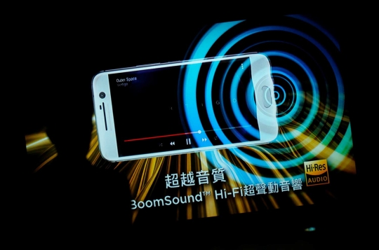 Model cantik perkenalkan HTC 10 berharga Rp 9 jutaan