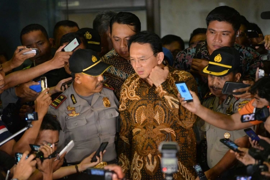 Wartawan kerubungi Ahok usai diperiksa 12 jam di KPK